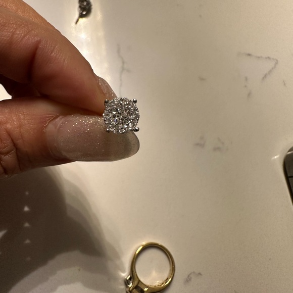 Beautiful diamond earrings almost new . - Picture 4 of 5